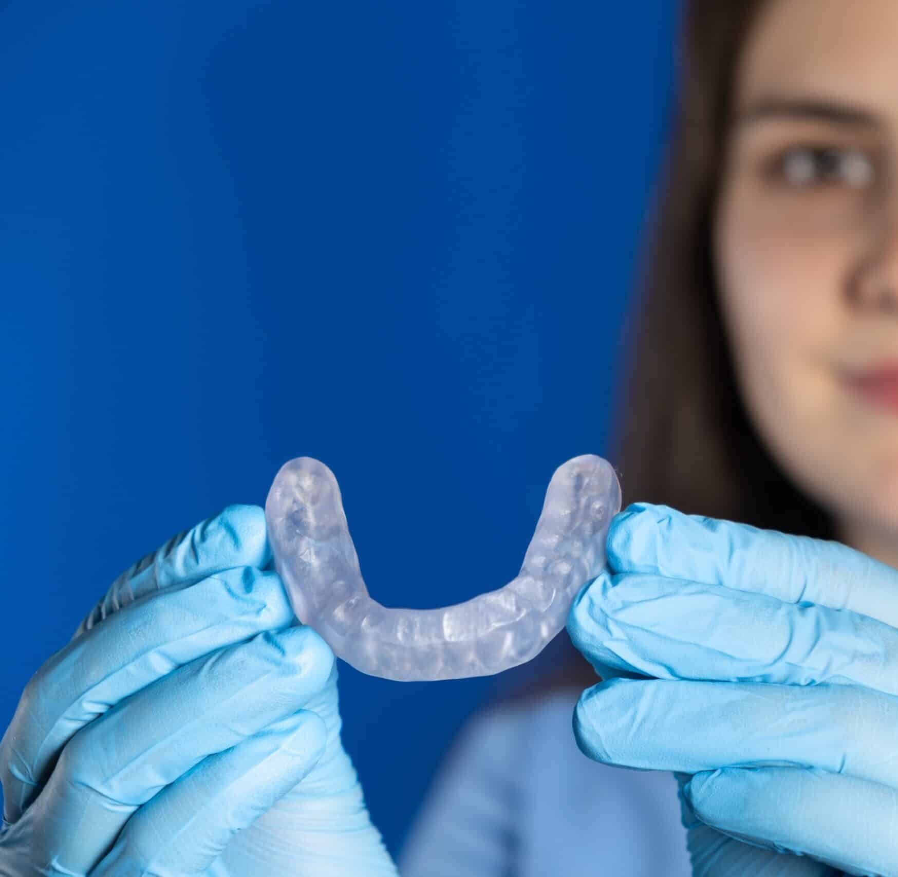 Doctor,Holding,Dental,Mouthguard,,Splint,For,The,Treatment,Of,Dysfunction
